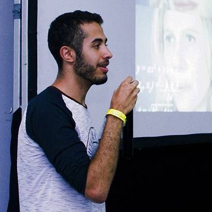 Autor do blog realizando palestra durante o Google DevFest Rio de Janeiro